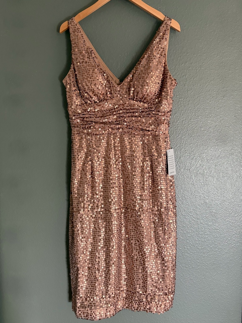 Shimmery Rose Gold Sequined V-Neck Midi Dress
Size 8
Party 
Bridal